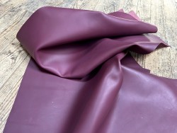 Demi-peau de cuir de veau lisse au tannage souple - lie de vin - Cuir en Stock