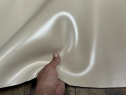 Demi-peau de cuir de veau BOX lisse - tannage ferme - crème - Cuir en Stock