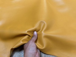Peau de cuir d'agneau lisse jaune ocre - Cuir en Stock