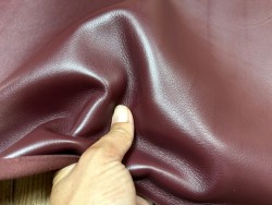 Demi-peau de cuir de veau lisse au tannage souple - Rouge profond - Cuir en Stock
