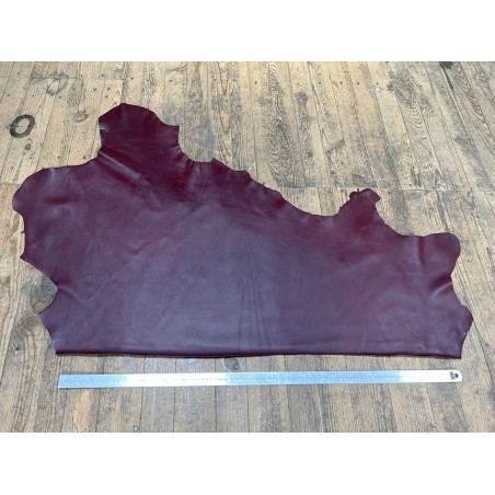Demi-peau de cuir de veau lisse au tannage souple - Rouge profond - Cuir en Stock
