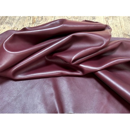 Demi-peau de cuir de veau lisse au tannage souple - Rouge profond - Cuir en Stock