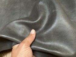Demi-peau de cuir de veau lisse au tannage souple - Brun vieilli - Cuir en Stock