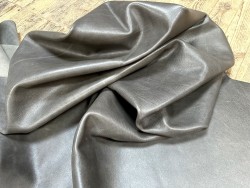 Demi-peau de cuir de veau lisse au tannage souple - Brun vieilli - Cuir en Stock