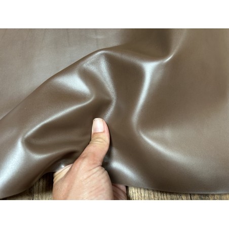 Demi-peau de cuir de veau lisse au tannage souple - Brun taupe - Cuir en Stock