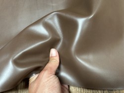 Demi-peau de cuir de veau lisse au tannage souple - Brun taupe - Cuir en Stock