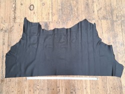Demi-peau de cuir de taurillon noir satiné - Cuir en Stock