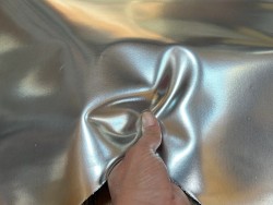 Peau de cuir de chèvre métallisé effet miroir bleu ciel -  maroquinerie - Cuir en Stock