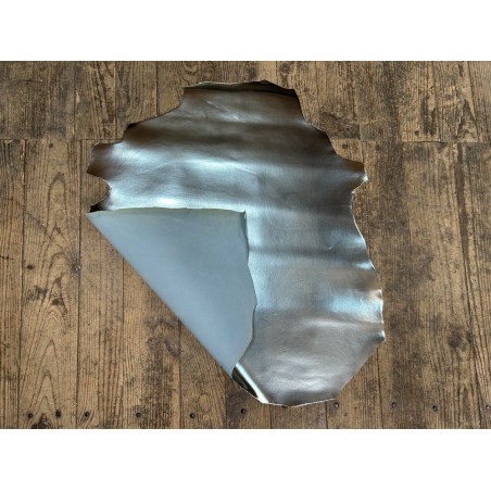 Peau de cuir de chèvre métallisé effet miroir bleu ciel -  maroquinerie - Cuir en Stock