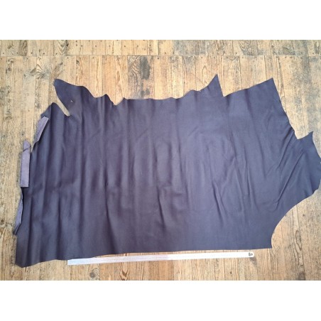 Demi-peau de cuir de taurillon violet mat - Cuir en Stock