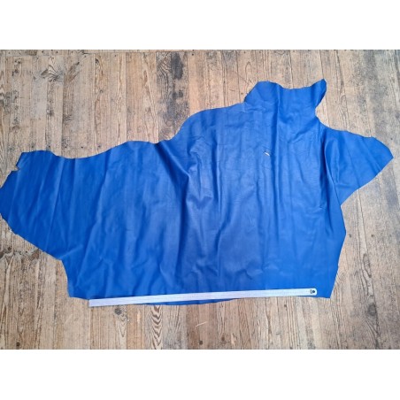 Grand morceau de cuir de veau lisse bleu maroquinerie cuir en stock