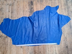 Grand morceau de cuir de veau lisse bleu maroquinerie cuir en stock