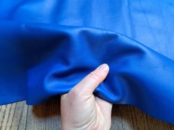 Grand morceau de cuir de veau lisse bleu maroquinerie Cuir en stock