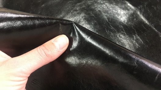 peau de cuir de chevreau noir glacé brillant accessoire maroquinerie reliure Cuir en stock