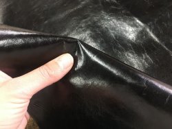 peau de cuir de chevreau noir glacé brillant accessoire maroquinerie reliure Cuir en stock