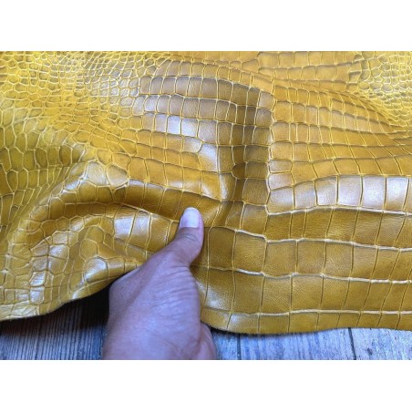Bande de cuir de veau - effet croco - jaune curry - maroquinerie - cuir en stock