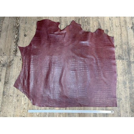 Bande de cuir de veau - effet croco - bordeaux - maroquinerie - cuir en stock