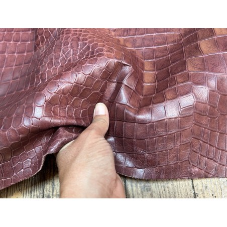 Bande de cuir de veau - effet croco - bordeaux - maroquinerie - cuir en stock