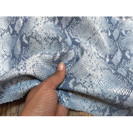 Peau de veau velours serpent - bleu clair - maroquinerie - cuir en stock