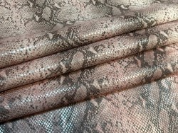 Peau de veau velours serpent - rose clair - maroquinerie - cuir en stock
