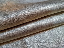 Grand morceau de cuir de taurillon - gros grain - or blanc - cuir en stock