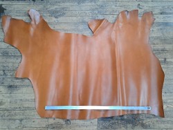 bande de vache lisse-caramel-tannage végétal-maroquinerie-accessoires-cuir en stock