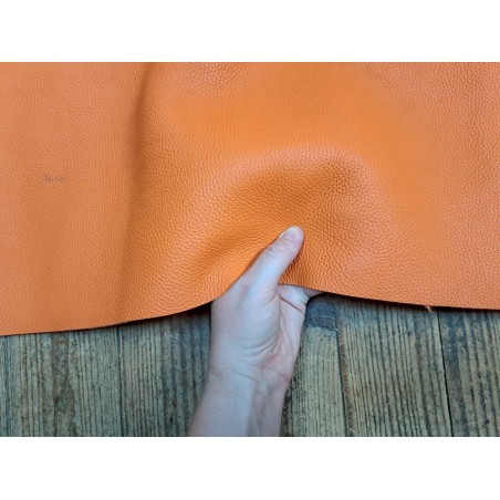 Morceau de cuir de taurillon - gros grain - couleur orange - Cuirenstock