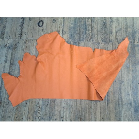 Morceau de cuir de taurillon - gros grain - couleur orange - cuir en stock