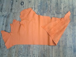 Morceau de cuir de taurillon - gros grain - couleur orange - cuir en stock