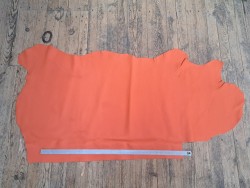 Grand morceau de cuir de taurillon - gros grain - couleur citrouille - cuirenstock