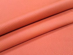 Grand morceau de cuir de taurillon - gros grain - couleur citrouille - cuir en stock