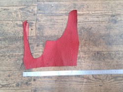 Grand morceau de cuir de requin - Rouge - accessoire - bijoux - cuir en stock