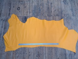 Grand morceau de cuir de vachette jaune - maroquinerie - ameublement - Cuir en Stock