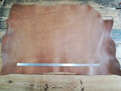 Collet de vache tannage végétal nuancé - Brun de noyer - Cuir en Stock
