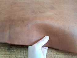 Collet de vache tannage végétal nuancé - Brun de noyer - Cuir en Stock