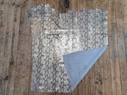 Peau de veau velours serpent - gris clair - doré - maroquinerie - cuirenstock