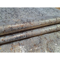 Peau de veau velours serpent - gris clair - doré - maroquinerie - cuirenstock