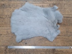 Peau lapin en poil fourrure - gris clair - Cuir en stock