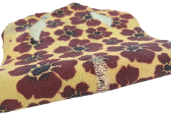 Peau de galuchat - perle centrale - cuir exotique - fleuri rouge - Cuir en Stock