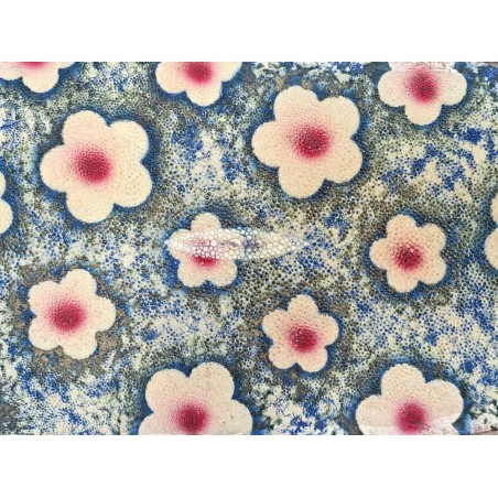 Peau de galuchat - perle centrale - cuir exotique - fleuri bleu/vert - Cuirenstock