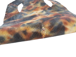 Peau de galuchat - perle centrale - cuir exotique - aquarelle noir/brique - Cuir en Stock