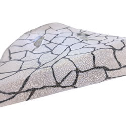 Peau de galuchat - perle centrale - cuir exotique - craquelé blanc/noir - Cuir en Stock