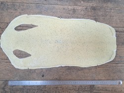peau galuchat - exotique - jaune pâle - point noir - cuir en stock
