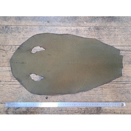 Peau de galuchat - perle centrale - cuir exotique - kaki - Cuir en stock