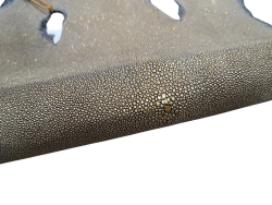 Peau de galuchat - perle centrale - cuir exotique - or antique - Cuir en Stock