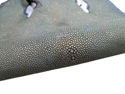 Peau de galuchat - perle centrale - cuir exotique - vert paillettes dorée - Cuir en stock