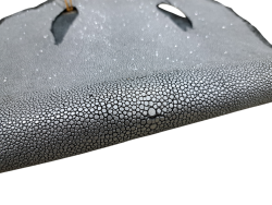 Peau de galuchat - perle centrale - cuir exotique - gris paillettes argentées - Cuirenstock