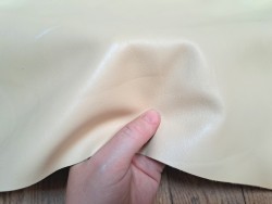 Demi-peau de cuir de veau lisse - vanille - Cuir en Stock
