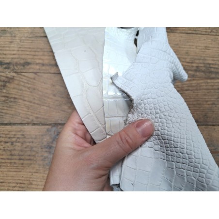 Morceau de peau de cuir de crocodile - blanc- maroquinerie - bijou - cuir en stock