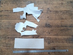 Morceau de peau de cuir de crocodile - blanc- maroquinerie - bijou - Cuirenstock